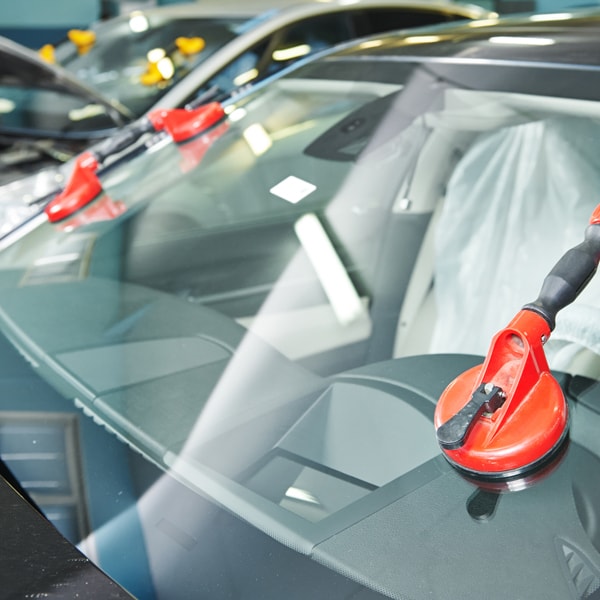 What auto glass service to contact when windshield is broken  in Florida